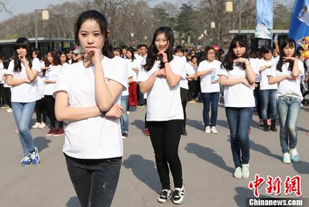 女子称新毛衣机洗后缩水变童装